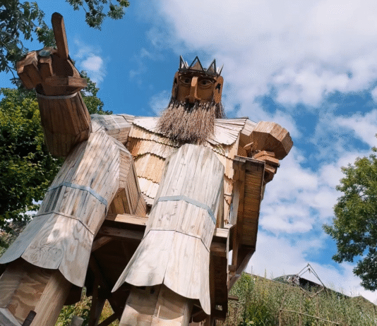 W Parku u Bolka przeniesiecie się do średniowiecza! Nowa atrakcja na Dolnym Śląsku Na zdjęciu rzeźba w Parku u Bolka