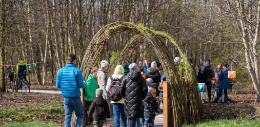 Zieleń zamiast betonu. Mieszkańcy korzystają ją z nowego parku na wrocławskich Krzykach