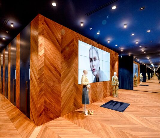 We Wrocławiu działa już nowatorski sklep MODIVO.PL! Klientów wita robot, zamiast półek i wieszaków są tablety