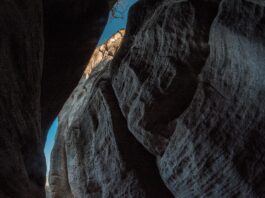 Czy w Górach Stołowych produkuje się stoły? Czyli tajemnice i ciekawostki pasma górskiego w pobliżu Wrocławia