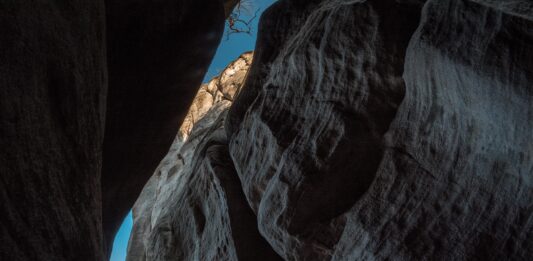 Czy w Górach Stołowych produkuje się stoły? Czyli tajemnice i ciekawostki pasma górskiego w pobliżu Wrocławia
