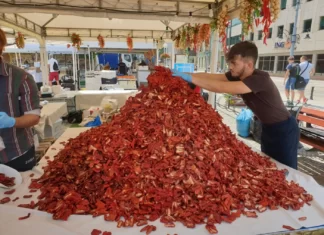 Wrocław: Jarmark Produktów Włoskich na placu przy ul. Szewskiej