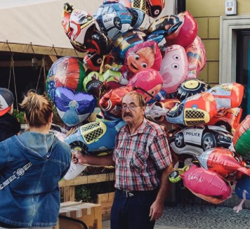 Pan Kazik w kilka chwil stracił w pożarze auta dobytek życia. Wrocławianie ruszyli z falą pomocy!
