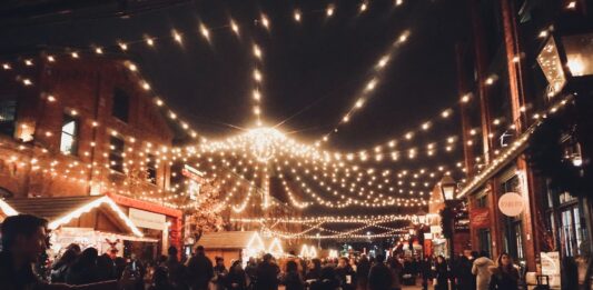 Świąteczny jarmark i grzane wino – wrocławskie ulice zapraszają na spacer!