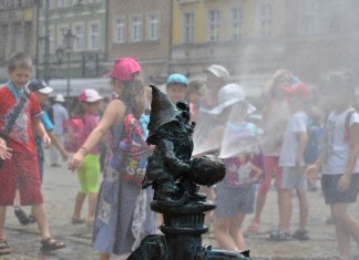 Uwaga upały! Jak sobie z nimi radzić? Na zdjęciu wrocławski krasnal
