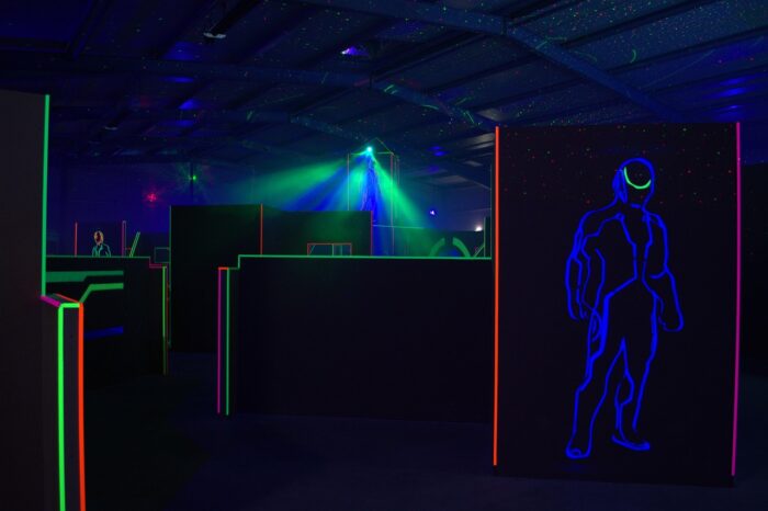 Na zdjęciu sala do lasertaga /Pixabay