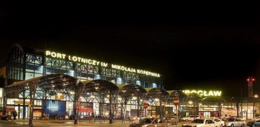 Wrocław: Noclegownia dla uchodźców z Ukrainy powstaje na starym terminalu Lotniska