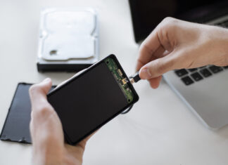 Dlaczego warto skorzystać z usług serwisu przy problemach z iPhone’em?