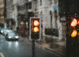 Uwaga! Ostrzeżenie dla Wrocławia: Najwyższy stopień zagrożenia nawalnych opadów deszczu