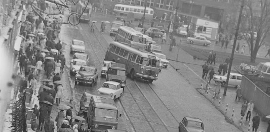 „Samochodem przez Wrocław lat 70.” – podróż w czasie wraz z syrenką i maluchem