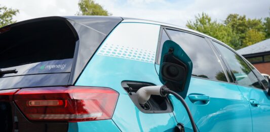 Na 6 wrocławskich osiedlach TBS będą zainstalowane ładowarki do samochodów elektrycznych