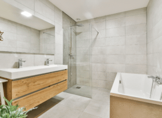 Prysznic bez brodzika? Sprawdź, dlaczego warto postawić na odpływ liniowy przyścienny Na zdjęciu łazienka z odpływem liniowym