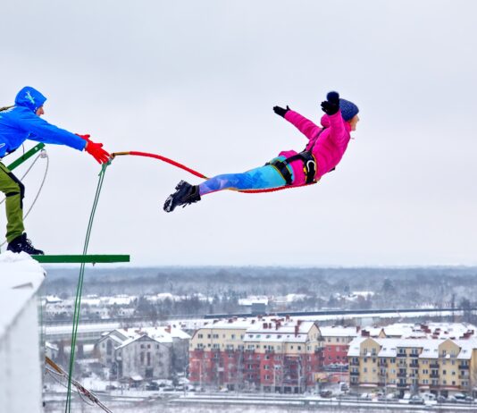 Podniebne atrakcje we Wrocławiu i okolicach: loty motolotnią, samolotem, spadochron, tunel aerodynamiczny