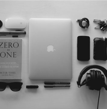 Laptopy, telefony, klucze, biżuteria – setki przedmiotów trafia do Biura Rzeczy Znalezionych we Wrocławiu