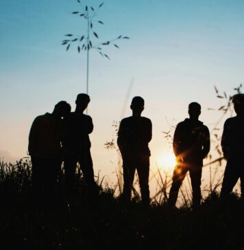 Dzień Chłopaka 2025. Czym się różni od Dnia Mężczyzn? Co kupić na prezent? Na zdjęciu sylwetki chłopców /Pexels