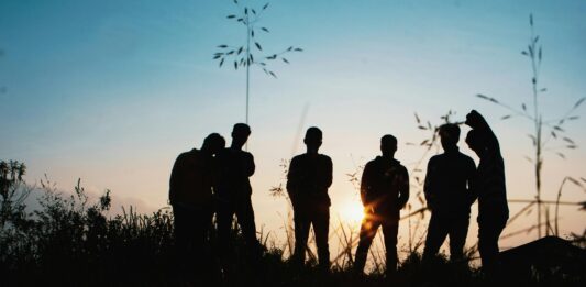 Dzień Chłopaka 2025. Czym się różni od Dnia Mężczyzn? Co kupić na prezent? Na zdjęciu sylwetki chłopców /Pexels