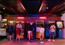 Szukasz miejsca na dobrą zabawę? Sprawdź, najciekawsze centra rozrywki we Wrocławiu! Na zdjęciu dzieci w centrum rozrywki /Pexels