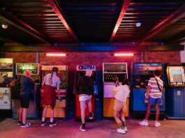 Szukasz miejsca na dobrą zabawę? Sprawdź, najciekawsze centra rozrywki we Wrocławiu! Na zdjęciu dzieci w centrum rozrywki /Pexels