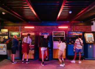 Szukasz miejsca na dobrą zabawę? Sprawdź, najciekawsze centra rozrywki we Wrocławiu! Na zdjęciu dzieci w centrum rozrywki /Pexels