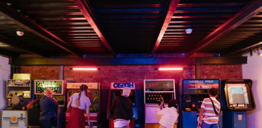 Szukasz miejsca na dobrą zabawę? Sprawdź, najciekawsze centra rozrywki we Wrocławiu! Na zdjęciu dzieci w centrum rozrywki /Pexels