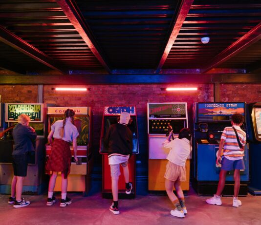 Szukasz miejsca na dobrą zabawę? Sprawdź, najciekawsze centra rozrywki we Wrocławiu! Na zdjęciu dzieci w centrum rozrywki /Pexels