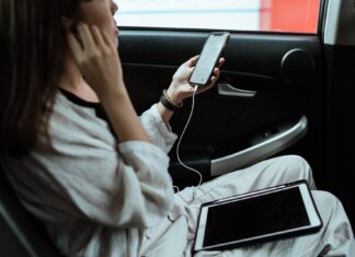 FREENOW ujawnia, co zostawiamy w taksówkach… doczepiane włosy, basen i podpisana umowa o pracę.