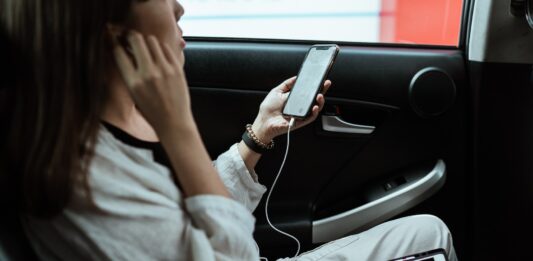 FREENOW ujawnia, co zostawiamy w taksówkach… doczepiane włosy, basen i podpisana umowa o pracę.