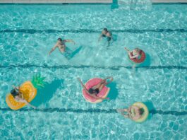 Gdzie na basen we Wrocławiu? Przedstawiamy listę basenów, które znajdziecie w mieście! Na zdjęciu widok z góry na basen rekreacyjny /Pexels