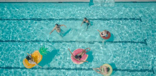 Gdzie na basen we Wrocławiu? Przedstawiamy listę basenów, które znajdziecie w mieście! Na zdjęciu widok z góry na basen rekreacyjny /Pexels