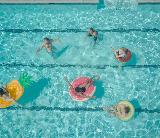 Gdzie na basen we Wrocławiu? Przedstawiamy listę basenów, które znajdziecie w mieście! Na zdjęciu widok z góry na basen rekreacyjny /Pexels