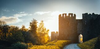 5 pomysłów na weekend z dziećmi na Dolnym Śląsku Na zdjęciu zamek w blasku śłońca /Pexels