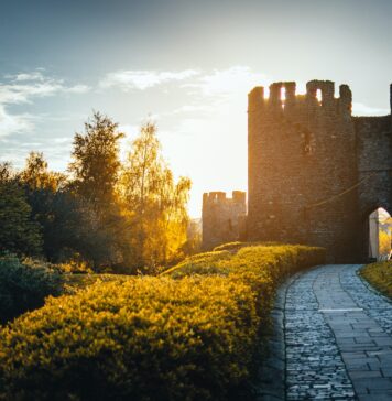 5 pomysłów na weekend z dziećmi na Dolnym Śląsku Na zdjęciu zamek w blasku śłońca /Pexels
