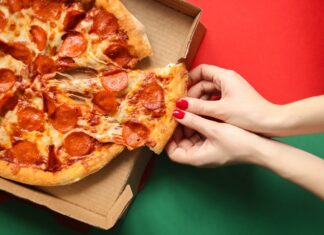 Pizza dla mięsożerców. Jakie mięso wybrać, by osiągnąć mistrzowski smak?