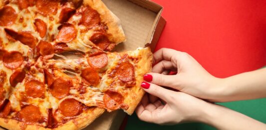 Pizza dla mięsożerców. Jakie mięso wybrać, by osiągnąć mistrzowski smak?