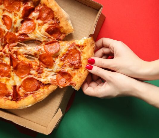 Pizza dla mięsożerców. Jakie mięso wybrać, by osiągnąć mistrzowski smak?