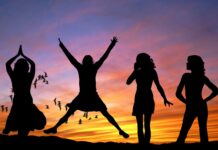 Dzień Dziewczynki 2025 już w październiku. Co kupić na prezent? Jak świętować? Czym różni się od Dnia Kobiet? Na zdjęciu sylwetki dziewczynek /Pexels