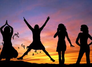 Dzień Dziewczynki 2025. Co kupić na prezent? Jak świętować? Czym różni się od Dnia Kobiet? Na zdjęciu sylwetki dziewczynek /Pexels