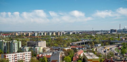 Wrocław buduje coraz wyżej. Dlaczego nowych wysokich bloków jest tu tak dużo?