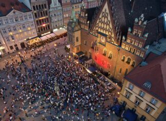 Roztańczony Rynek: Wrocławska potańcówka w długi sierpniowy weekend potańcówka przy pręgierzu we Wrocławiu