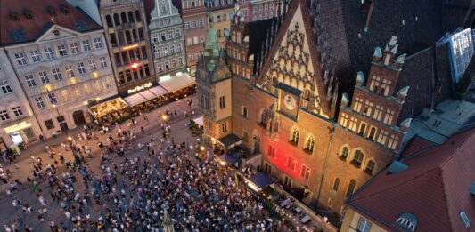Roztańczony Rynek: Wrocławska potańcówka w długi sierpniowy weekend potańcówka przy pręgierzu we Wrocławiu