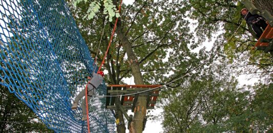 Parki linowe we Wrocławiu i okolicy. Najciekawsze miejsca na zabawę dla całej rodziny Na zdjęciu widok na atrakcje w parku linowym