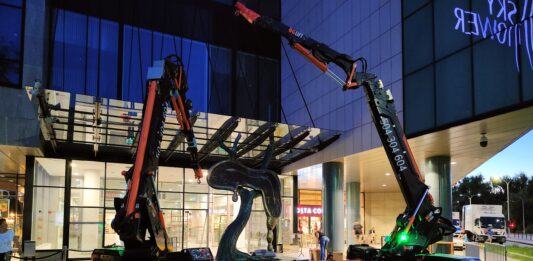 Rzeźba Salvadora Dalego zniknęła spod wejścia do Sky Tower!