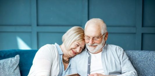 We Wrocławiu seniorzy w wieku 90+ korzystają z bezpłatnych usług – fryzjer, sprzątanie, naprawy domowe i inne