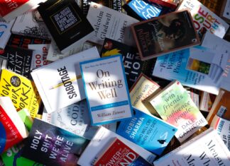 Książkobranie – zabierz książkę na wakacje. Targi Książki przed Dworcem Głównym PKP we Wrocławiu