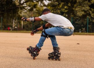 Potańcówka na rolkach już dzisiaj. Przeżyj taneczny wieczór na kółkach we Wrocławiu! Na zdjęciu osoba na rolkach /Pixabay