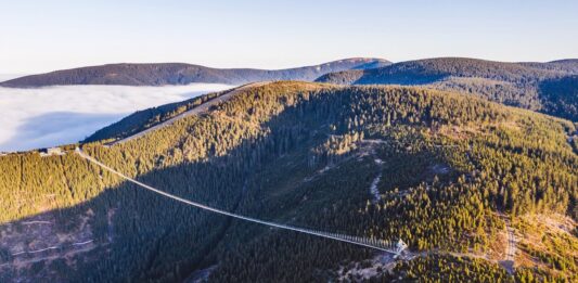 W pobliżu Śnieżnika powstaje najdłuższy wiszący most na świecie! Spacer w chmurach już niebawem