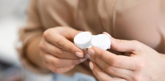 Wady i zalety miesięcznych soczewek kontaktowych