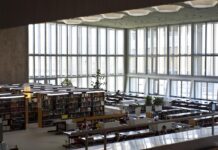 Książki, kawa i cisza, czyli miejsca do nauki we Wrocławiu, które musisz znać Na zdjęciu hol biblioteki /Pixabay