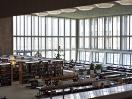 Książki, kawa i cisza, czyli miejsca do nauki we Wrocławiu, które musisz znać Na zdjęciu hol biblioteki /Pixabay