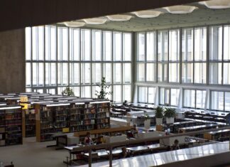 Książki, kawa i cisza, czyli miejsca do nauki we Wrocławiu, które musisz znać Na zdjęciu hol biblioteki /Pixabay